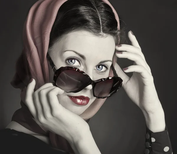 선글라스에 아름 다운 여자. — 스톡 사진