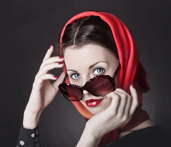 Schöne Frau mit Sonnenbrille. — Stockfoto