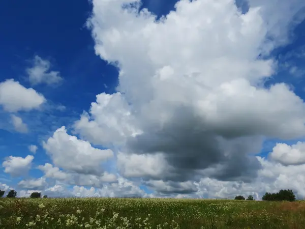 Himmel und Steppe — Stockfoto