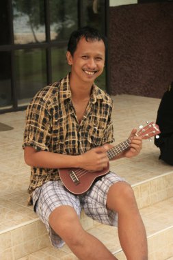 Taylandlı adam oyun mandolin