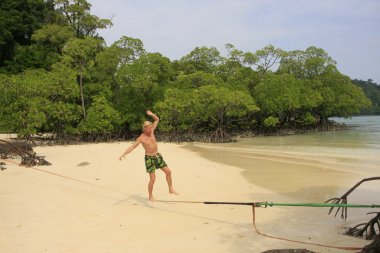 plajda ko surin Islands, Tayland sıkı ip üzerinde yürüyen adam