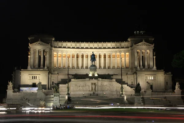 Памятник Виктору Эммануилу II ночью, Рим, Италия — стоковое фото