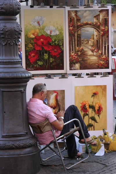 Artiste au repos près de ses peintures, Piazza Navona, Rome, Italie — Photo