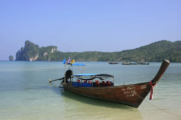 Longtail boat at the beach, Phi Phi Don island, Thailand — Stock Photo, Image