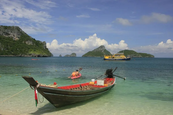 Barco de cauda longa na praia, ilha Ko Mae Ko, Parque Marinho Nacional Ang Thong, Tailândia — Fotografia de Stock