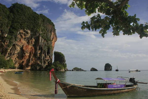Длиннохвостая лодка на пляже Railay, Обиби, Таиланд — стоковое фото