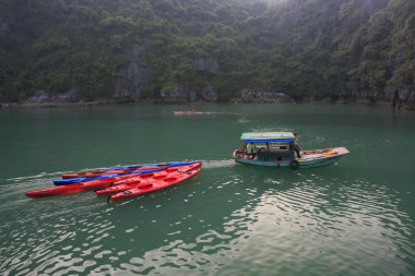 küçük tekne vietnam renkli kayaklarının, halong Körfezi, çekme
