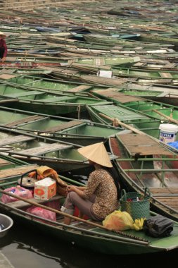 oturan bir tekne, tam coc, vietnam hasır şapkalı kadın