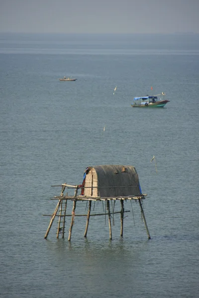 Traditionelles Stelzenhaus, Halong-Bucht, Vietnam — Stockfoto