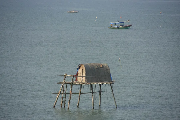 Maison d'échasses traditionnelle, baie d'Halong, Vietnam — Photo