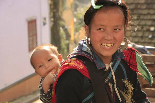 Hmong stamm frau mit kind, sapa, vietnam — Stockfoto