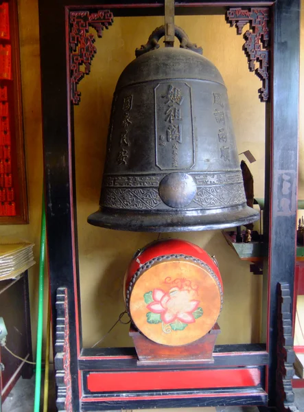 Ceremonial bell and drum, A-Ma temple, Macau — Stock Photo, Image