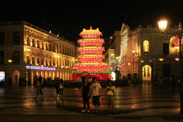 Площадь Сенадо ночью, центр Макао, Китай
