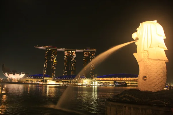 Merlion statue and Marina Bay Sand resort at night, Singapore — Stock Photo, Image