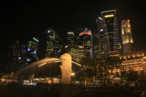 Statue Merlion et horizon de la ville la nuit, Singapour — Photo