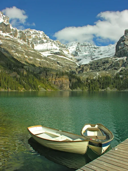 Båtar på sjön o'hara, yoho nationalpark, Kanada — Stockfoto