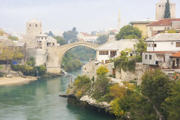 Ciudad de Mostar y Stari La mayoría por la noche, Bosnia y Herzegovina —  Fotos de Stock