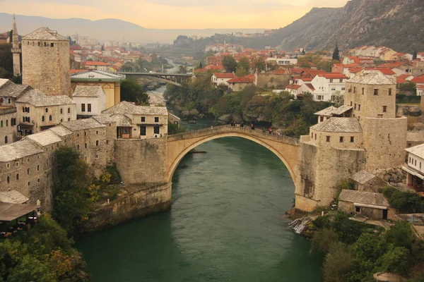 Город Мостар и Стари Мост вечером, Босния и Герцеговина — стоковое фото