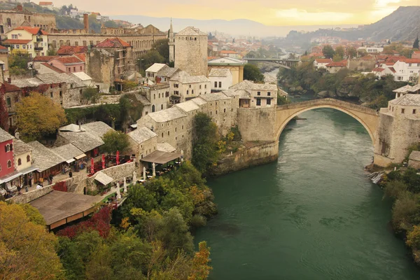 Stad Mostar en Stari De meeste in de avond, Bosnië en Herzegovina — Stockfoto