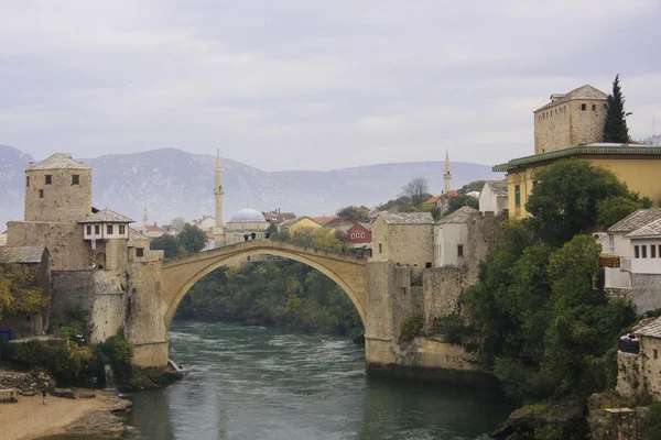 Stad Mostar en Stari De meeste in de avond, Bosnië en Herzegovina — Stockfoto
