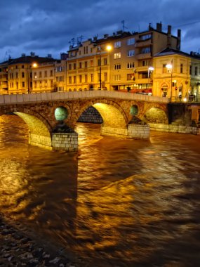 miljacko Nehri'nde gece, sarajevo, Bosna Hersek, Latin Köprüsü
