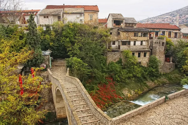 Crooked brug, mostar, Bosnië en herzegovina — Stockfoto