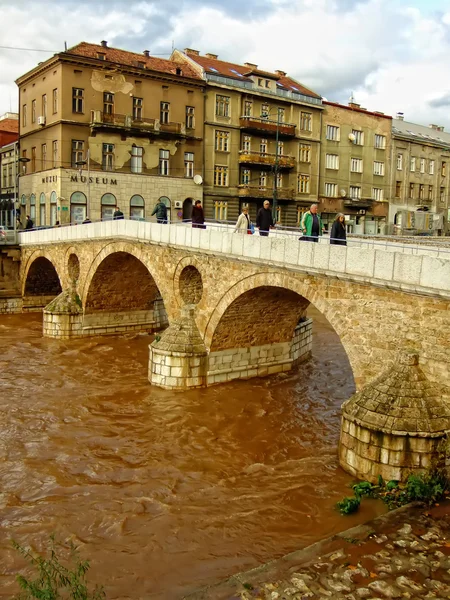 Puente latino sobre el río Miljacko, Sarajevo, Bosnia y Herzegovina —  Fotos de Stock