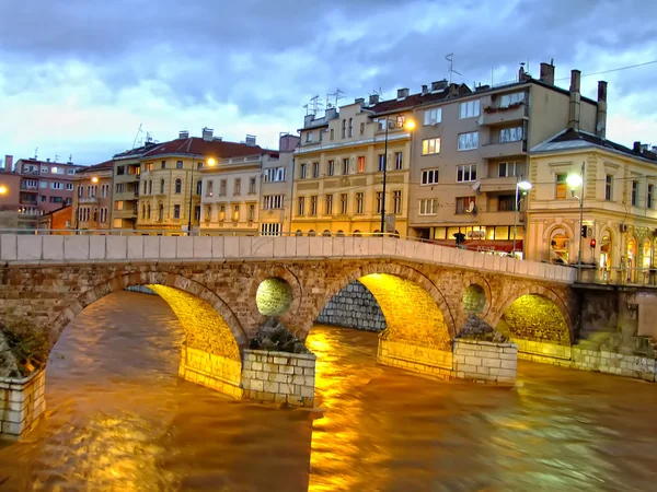 Latinské most na řece miljacko v noci, sarajevo, Bosna a Hercegovina — Stock fotografie