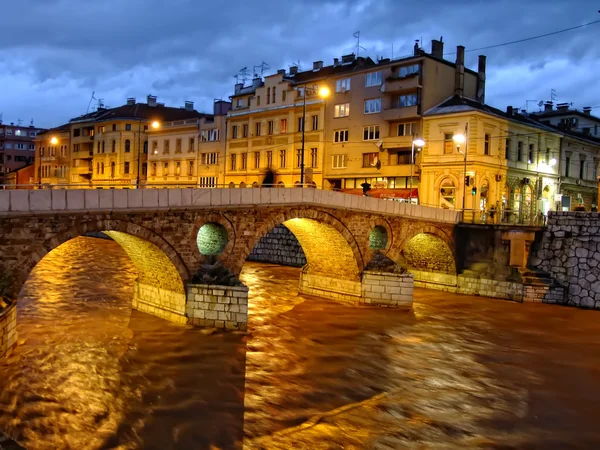 Latinské most na řece miljacko v noci, sarajevo, Bosna a Hercegovina — Stock fotografie