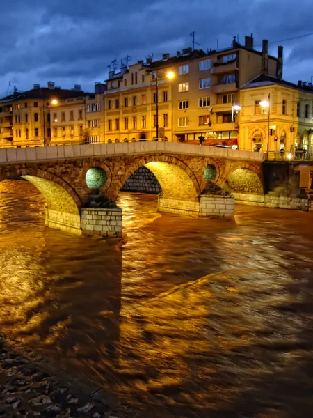 Latinské most na řece miljacko v noci, sarajevo, Bosna a Hercegovina — Stock fotografie