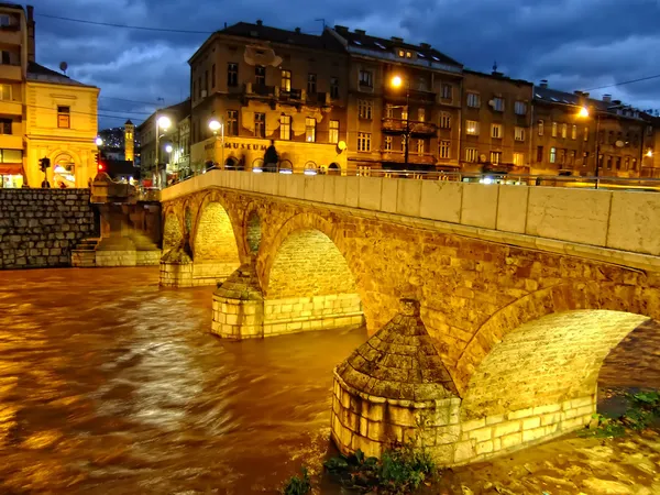 Latin Bridge on Miljacko river at night, Sarajevo, Bosnia and Herzegovina — Stock Photo, Image