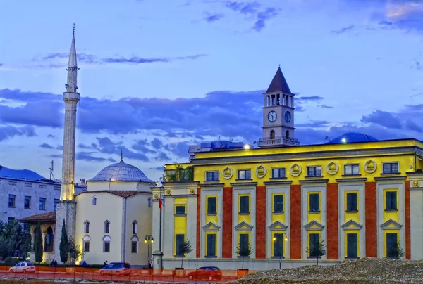 Ethem bey Camii, saat kulesi ve gece, Tiran, Arnavutluk bina parlament