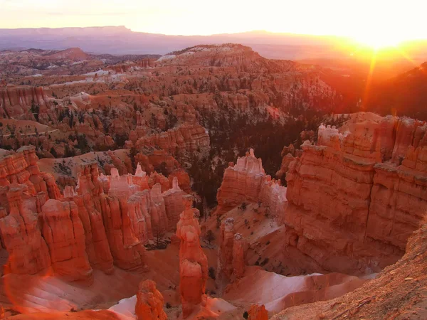 Zon stijgen in bryce canyon national park, uitzicht vanaf zonsondergang punt, utah, Verenigde Staten — Stockfoto