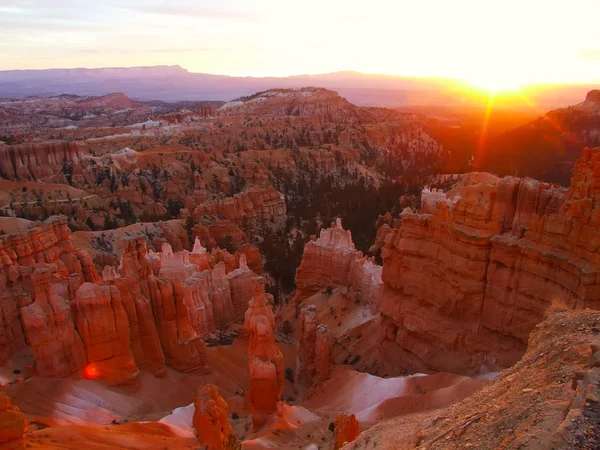 Zon stijgen in bryce canyon national park, uitzicht vanaf zonsondergang punt, utah, Verenigde Staten — Stockfoto