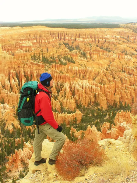 Backpacker rusten op inspiratie punt, bryce canyon national park, utah, Verenigde Staten — Stockfoto