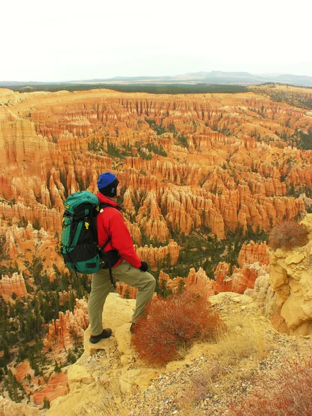 Backpacker rusten op inspiratie punt, bryce canyon national park, utah, Verenigde Staten — Stockfoto