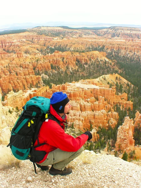 Backpacker rusten op inspiratie punt, bryce canyon national park, utah, Verenigde Staten — Stockfoto