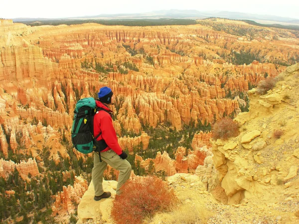 Backpacker rusten op inspiratie punt, bryce canyon national park, utah, Verenigde Staten — Stockfoto