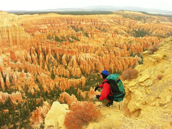 Backpacker rusten op inspiratie punt, bryce canyon national park, utah, Verenigde Staten — Stockfoto