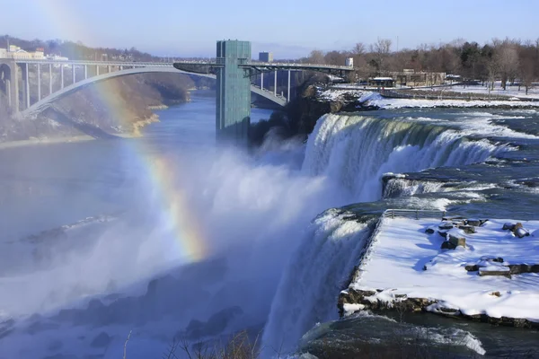 Niagara Falls e Rainbow Bridge no inverno, Nova York, EUA — Fotografia de Stock