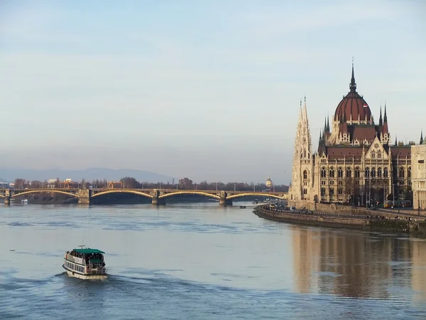 Parlament byggnad med den danbe floden, budapest, Ungern — Stockfoto