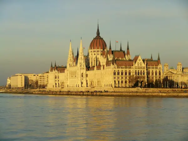 Здание с рекой Данбе, Будапешт, Венгрия — стоковое фото