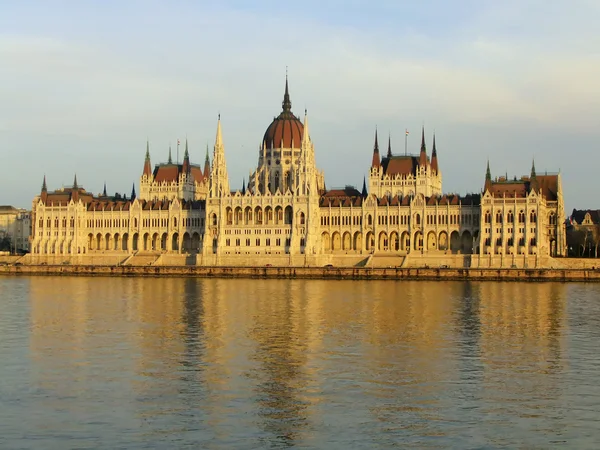 Parlament s řeky, budapest, hungury danbe — Stock fotografie