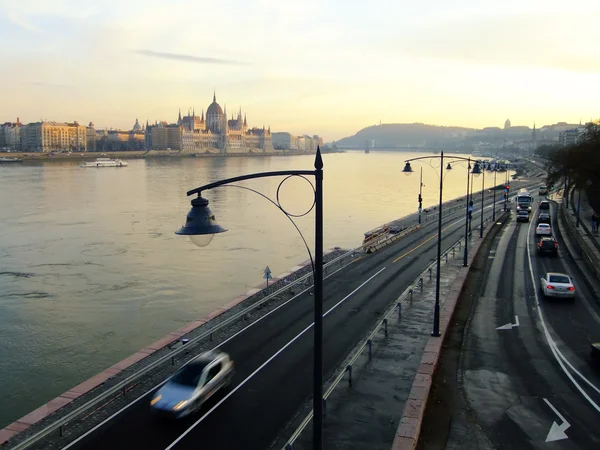 Parlament byggnad med floden danbe vid solnedgången, budapest, Ungern — Stockfoto