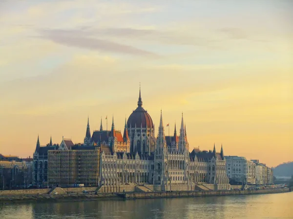 Здание с рекой Данбе на закате, Будапешт, Венгрия — стоковое фото
