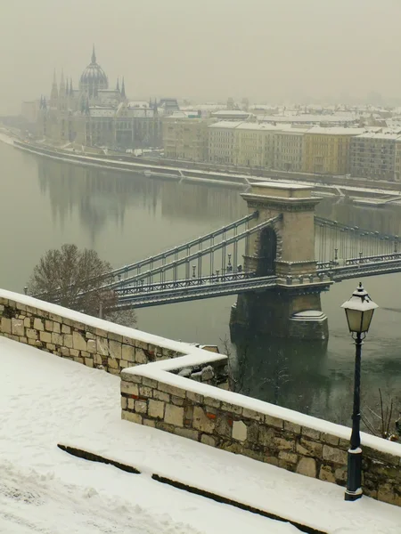 链桥和建筑在冬天，布达佩斯，hungury parlament — 图库照片