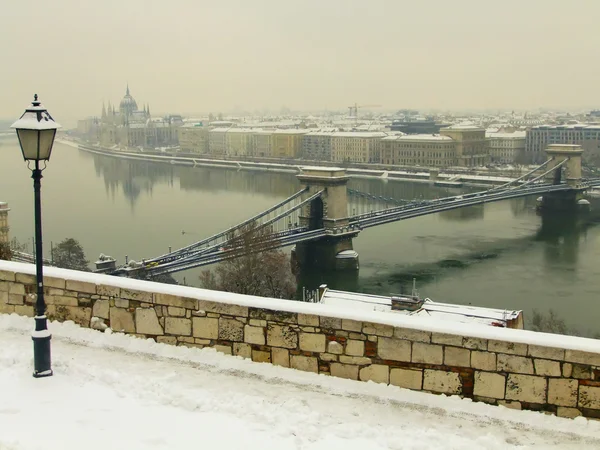 Řetězový most a parlamentu v zimě, budapest, hungury — Stock fotografie