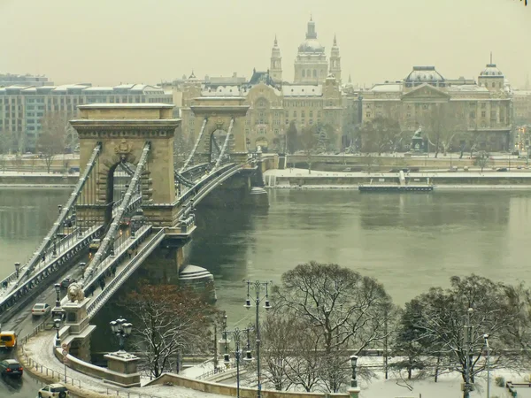 Řetězový most a parlamentu v zimě, budapest, hungury — Stock fotografie