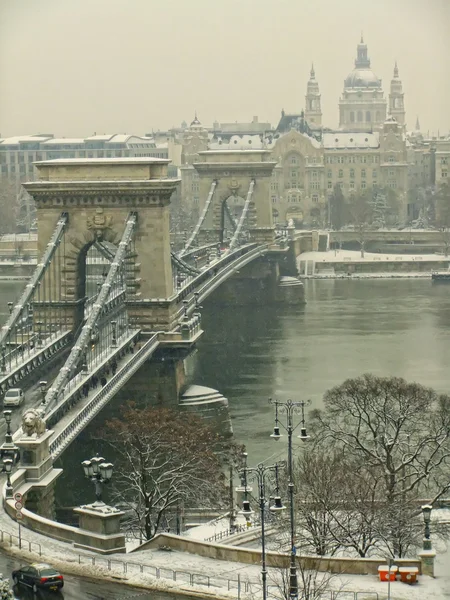 Puente de la Cadena y edificio del Parlamento en invierno, Budapest, Hungría —  Fotos de Stock