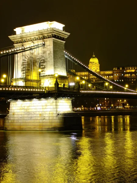 Řetězový most a parlamentu, budovy v noci, budapest, hungury — Stock fotografie